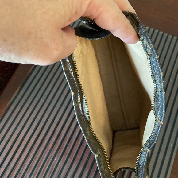 Louis Vuitton Makeup Bag. (7”X5”X2”). - Picture 3 of 4